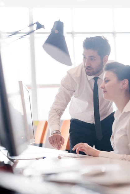 pareja de negocios trabajando juntos en proyecto en la oficina moderna de inicio