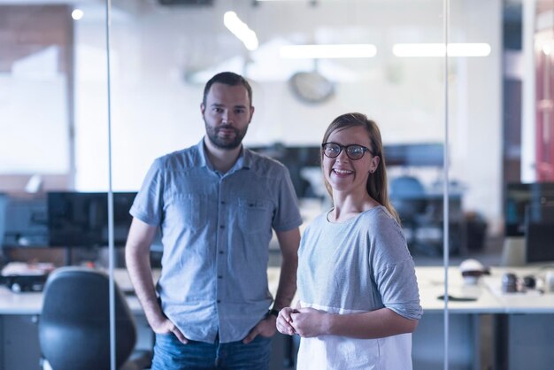 pareja de negocios trabajando juntos en proyecto en la oficina moderna de inicio