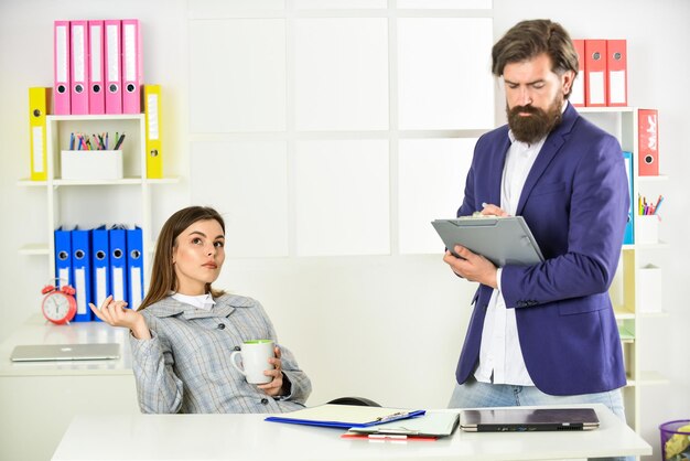 Pareja de negocios trabajando Oficina de hombre y mujer Gesto amistoso Asistente personal Ideas de negocios modernas Consultoría Informe comercial Conciliar datos Jefe gerente director Negocio exitoso