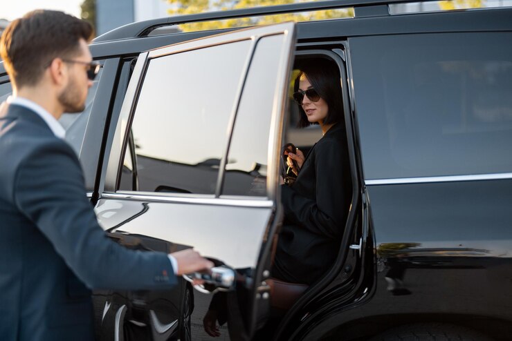 Foto pareja de negocios viaja en coche