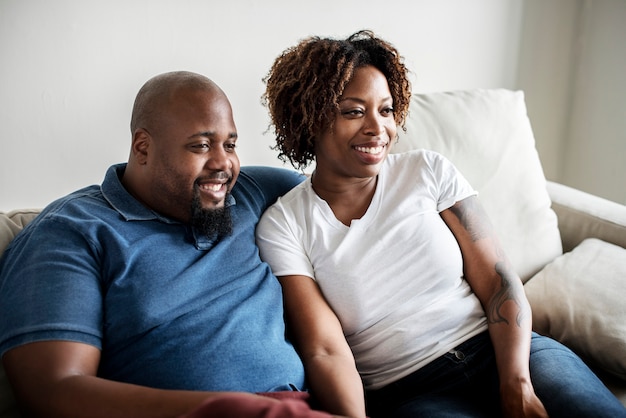 Una pareja negra alegre