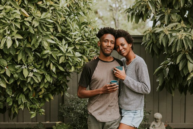 Pareja negra con café en el jardín