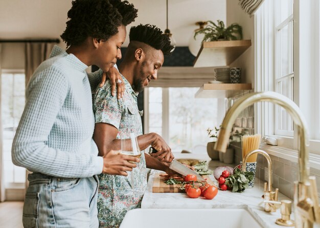 Pareja negra cocinando en la cocina