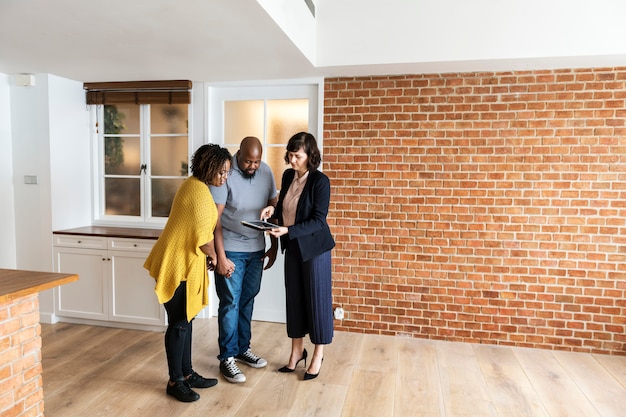 Pareja negra compra casa nueva