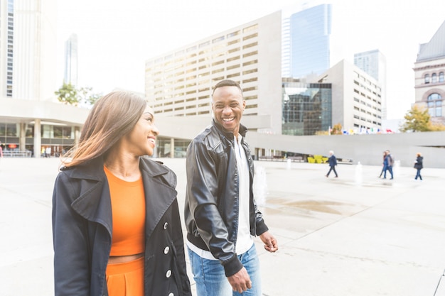 Pareja negra divirtiéndose en la ciudad de Toronto