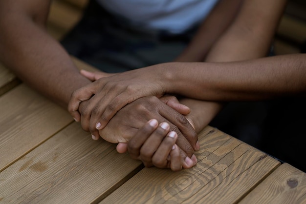 Una pareja negra enamorada se abraza símbolo de apoyo, confianza y empatía