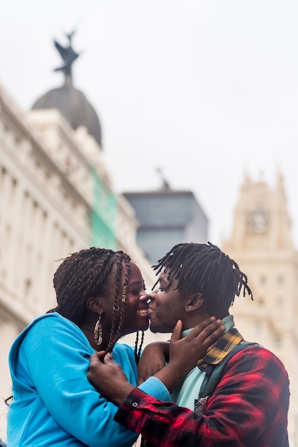 Pareja negra enamorada, en la ciudad. Besos