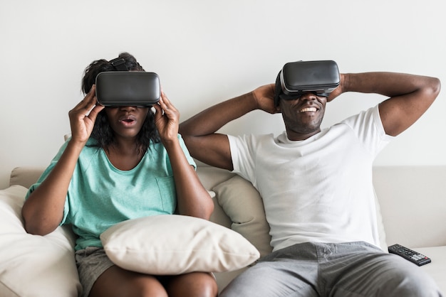 Pareja negra experimentando realidad virtual con auriculares VR