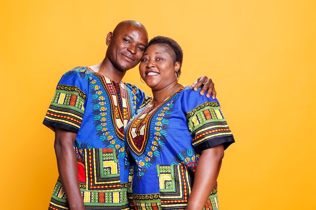 Una pareja negra sonriente abrazando el retrato
