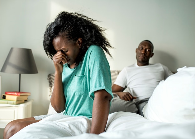 Pareja negra teniendo una discusión