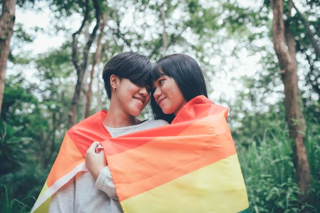 Pareja de niña con niña Concepto del mes del orgullo LGBTAsian Hombre guapo maquillado y vestido con ropa de mujerDía de la libertad gayRetrato de no binario sobre fondo blanco