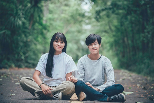 Pareja de niña con niña Concepto del mes del orgullo LGBTAsian Hombre guapo maquillado y vestido con ropa de mujerDía de la libertad gayRetrato de no binario sobre fondo blanco