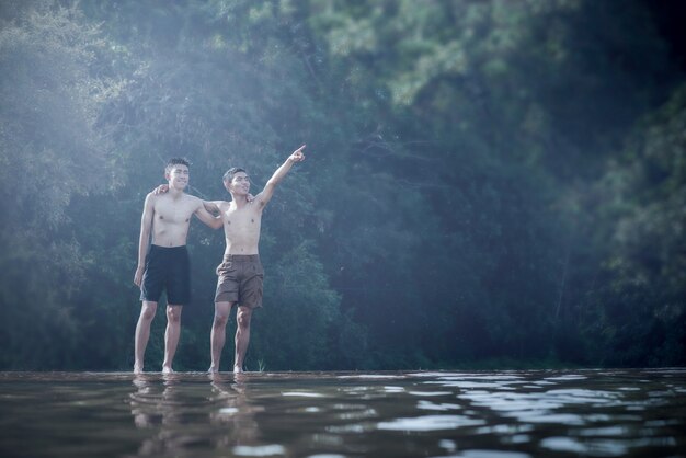 Pareja niño jugando en el río