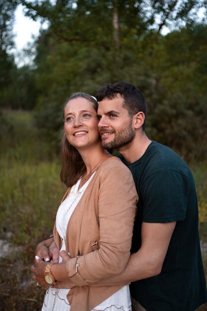 Pareja nómada disfrutando del tiempo en la naturaleza