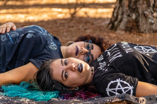 Pareja de novias lesbianas en un hermoso día soleado en el parque.