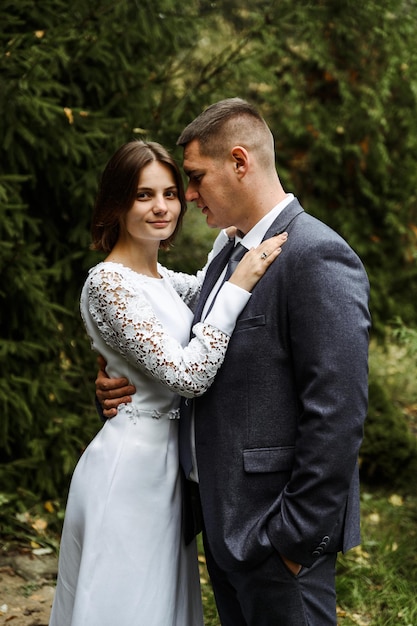 Pareja de novios afuera