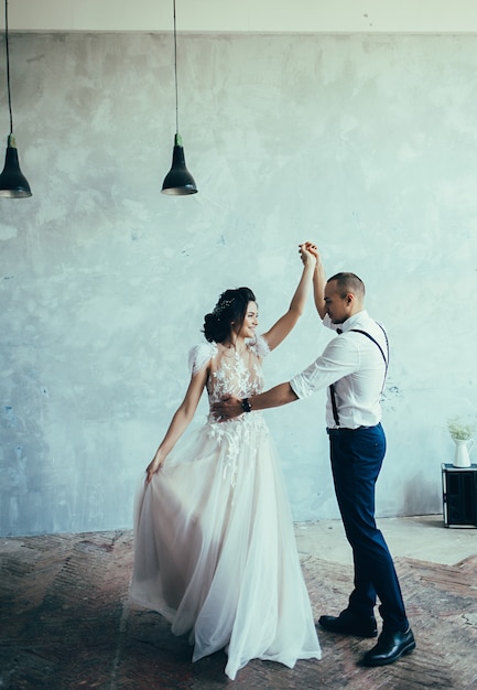 Foto pareja de novios bailando