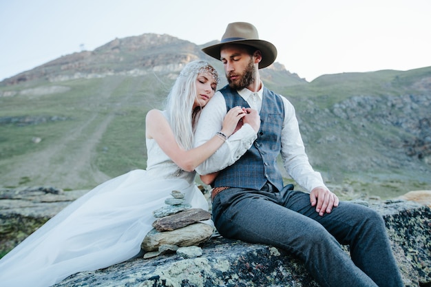 Pareja de novios casarse en las montañas en Suiza