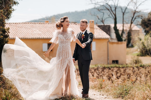 Pareja de novios cerca de una villa en Francia.Boda en Provence.Boda sesión de fotos en Francia