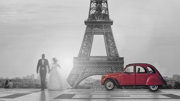 Pareja de novios con coche clásico rojo en el Trocadero con la Torre Eiffel París Francia