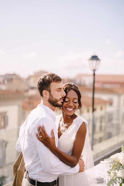 Pareja de novios multiétnicos destino fineart boda en florencia italia caucásico novio y