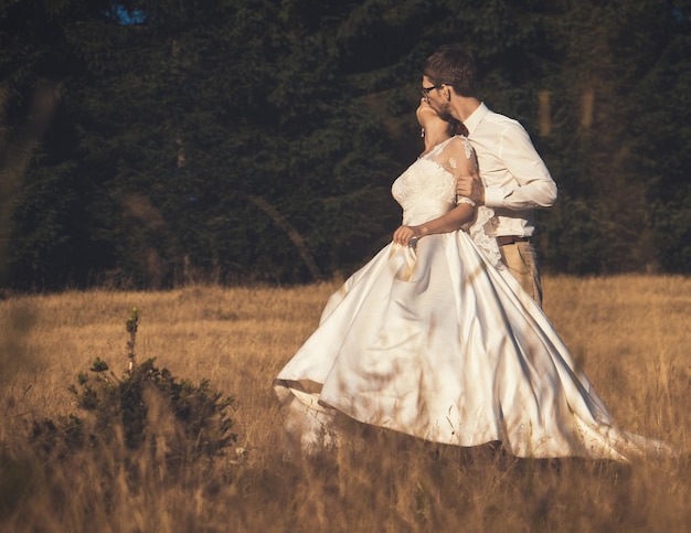 Pareja de novios Novia y novio en el horario de verano del bosque