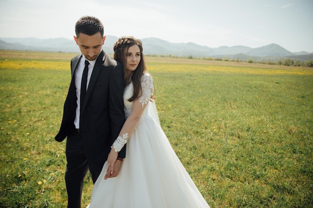 pareja de novios en paseos por la naturaleza en el campo con trigo. Fabulosos paisajes rurales