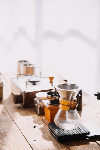 Pareja o personas asiáticas para oler el grano de café o preparar café en la cocina de la casa Incluye una botella de taza y utensilios de cocina en la mesa Concepto para el estilo de vida matutino amor feliz relación familiar