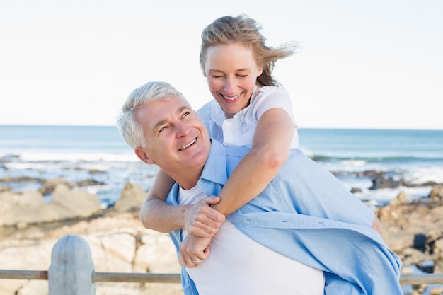 Pareja ocasional divirtiéndose junto al mar