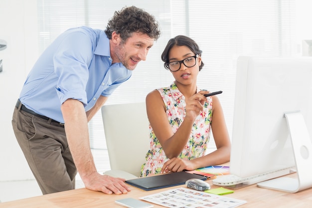 Foto pareja ocasional usando la computadora en la oficina