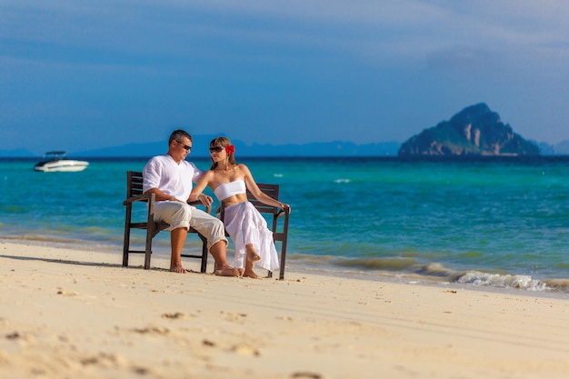 Pareja en la orilla de una isla tropical