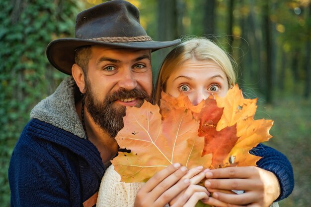 Pareja de otoño en la naturaleza con follaje otoñal