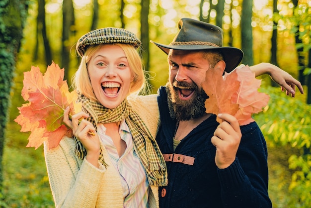 Pareja de otoño en la naturaleza de otoño.