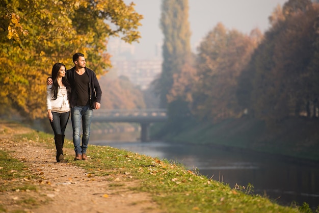 pareja, en, otoño, parque