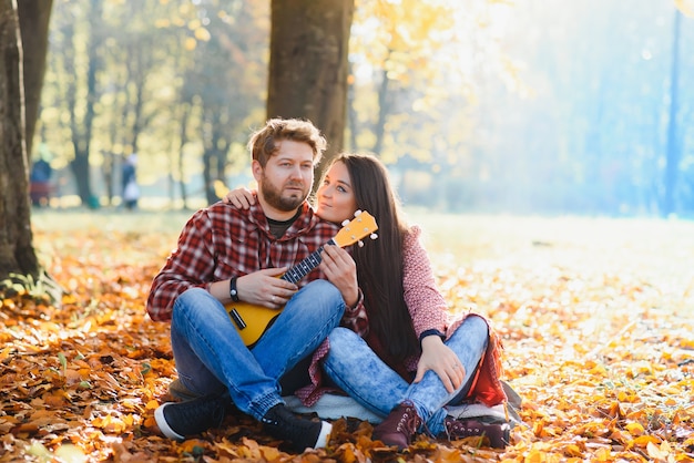 Pareja en el parque de otoño