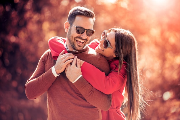 Pareja en el parque de otoño