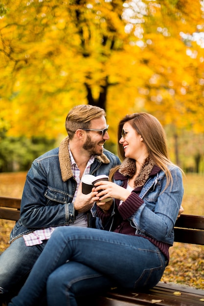 Pareja en el parque de otoño