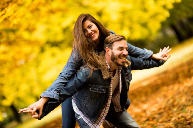 Pareja en el parque de otoño