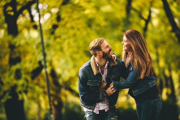 Pareja en el parque de otoño