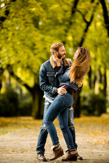 Pareja en el parque de otoño