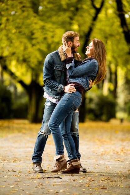 Pareja en el parque de otoño