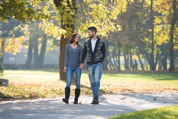 Pareja en el parque de otoño