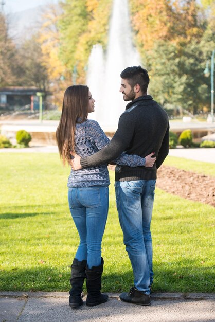 Pareja en el parque de otoño