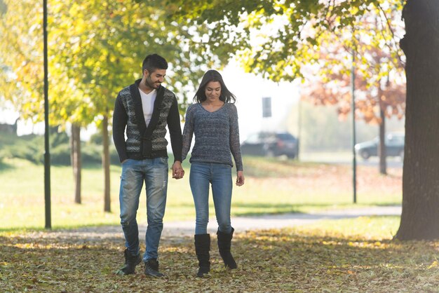 Pareja en el parque de otoño