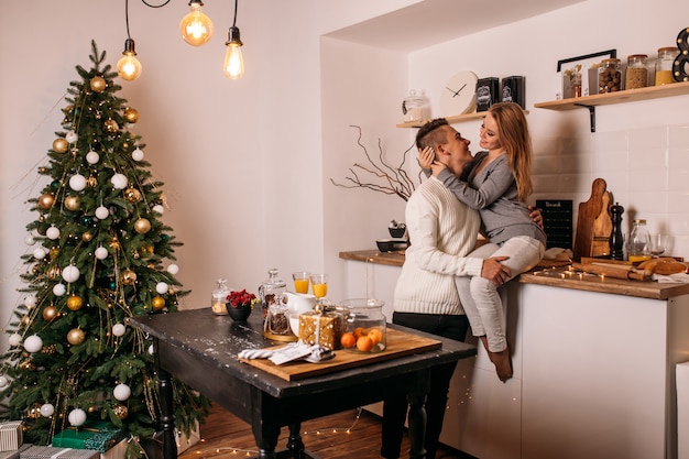 Pareja pasa su tiempo juntos en casa en la cocina