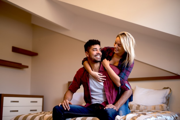 Pareja pasando un buen rato en casa.