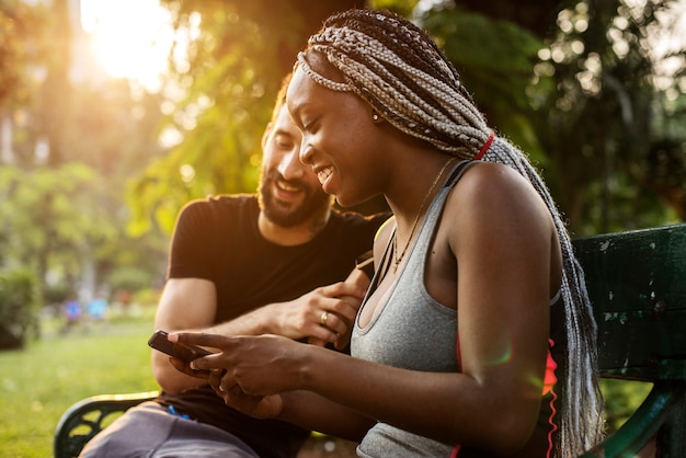 Una pareja pasando tiempo juntos en el parque.