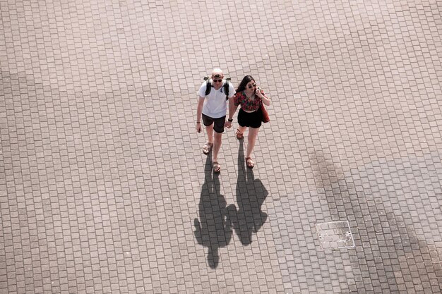 pareja paseando por las calles de bilbao de vacaciones