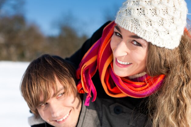 Pareja paseando en invierno