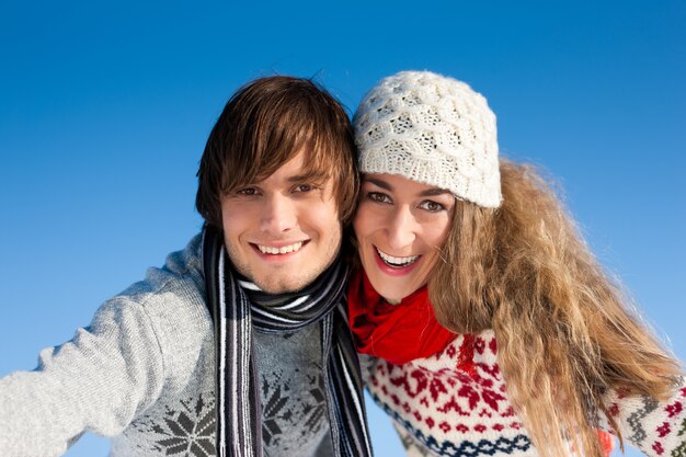 Pareja paseando en invierno